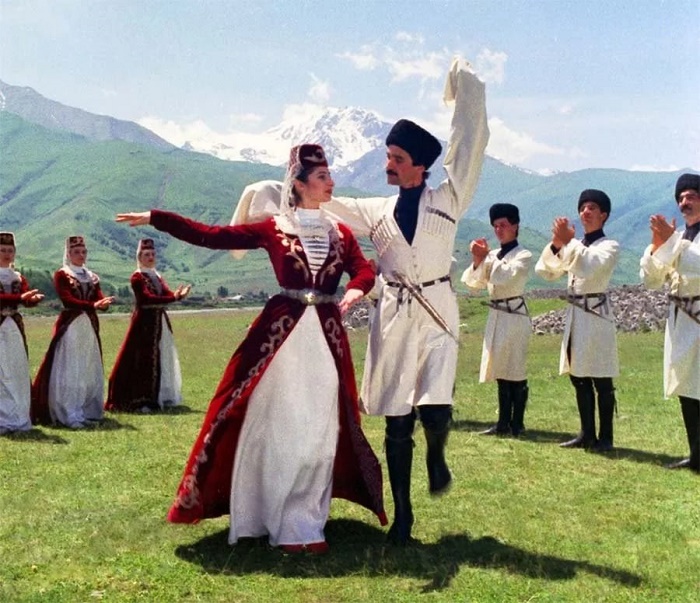 Осетинский женский национальный костюм